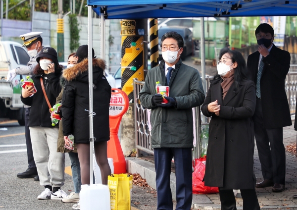 수능 수험생을 격려하는 김홍장 당진시장 모습