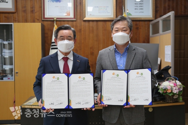 장항국가생태산단 식료품 제조기업과 305억원 규모 투자협약 체결 모습