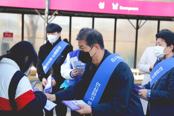윤승용 총장과 장성연 총학생회장 등 주요 보직자와 학생회 대표들이 대면수업 맞아 마스크 나눔 행사 참여 모습