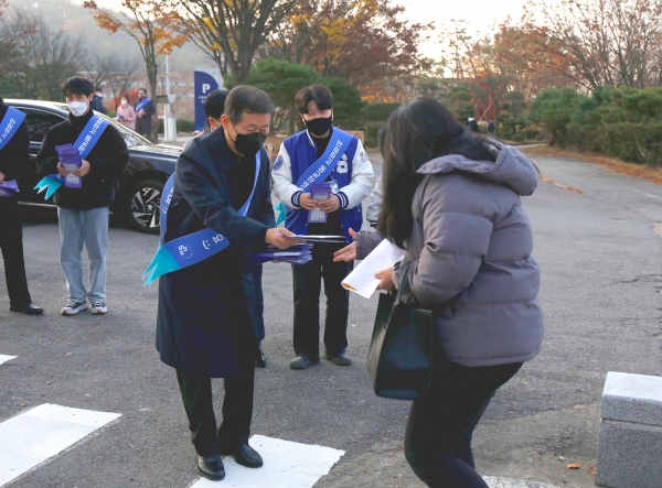 윤승용 총장과 장성연 총학생회장 등 주요 보직자와 학생회 대표들이 대면수업 맞아 마스크 나눔 행사 참여 모습