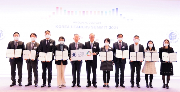 염종호(우측 네 번째) 한국산림복지진흥원 부원장이 18일 서울 광진구 워커힐로 그랜드워커힐 서울에서 열린 ‘UNGC 2021 코리아 리더스 서밋’에 참여해 참가자들과 기념촬영