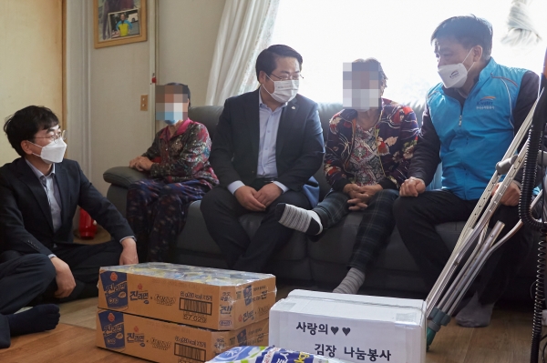 오세현 시장과 류광식 지사장이 대상자 가정을 방문해 전달하는 장면