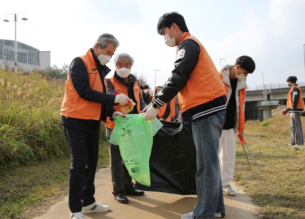 18일 오후 대전 유성구 원신흥동 진잠천에서 권혁대 총장과 학생들이 줍깅 봉사 진행
