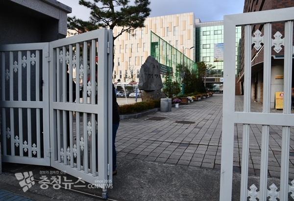 18일 오전 8시 10분 입실 시간이 모두 지나자 시험장 문이 닫히고 있다. / 충청뉴스 이성현 기자