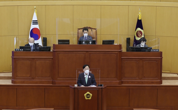 설동호 대전교육감이 18일 대전시의회 본회의에서 시정연설을 하고 있다.