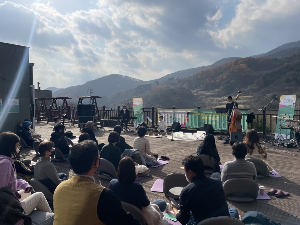 열린 명상음악회 ‘함께 걷는 길’ 공연 참가자들이 연주를 감상하고 있다.