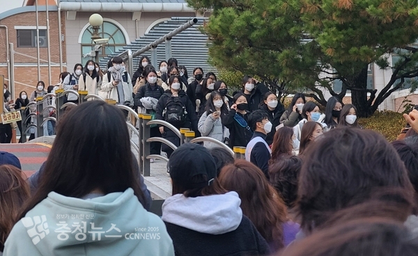 수능 시험을 모두 마친 수험생들이 시험장을 빠져나오고 있다.