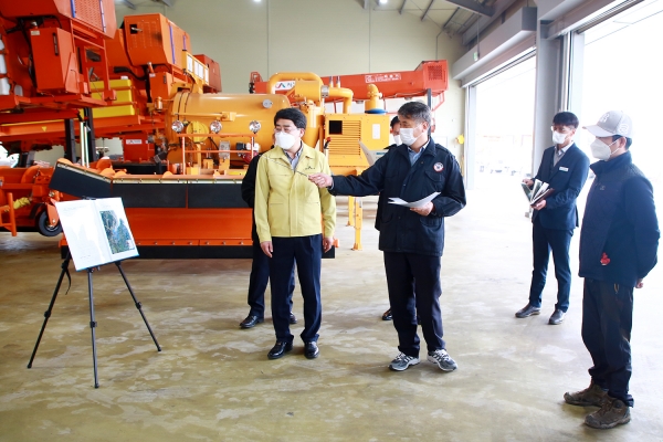 맹정호 서산시장이 19일 서산시도로시설관리사무소를 방문해 제설장비들을 점검하는 모습