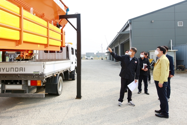 맹정호 서산시장이 19일 서산시도로시설관리사무소를 방문해 제설장비들을 점검하는 모습