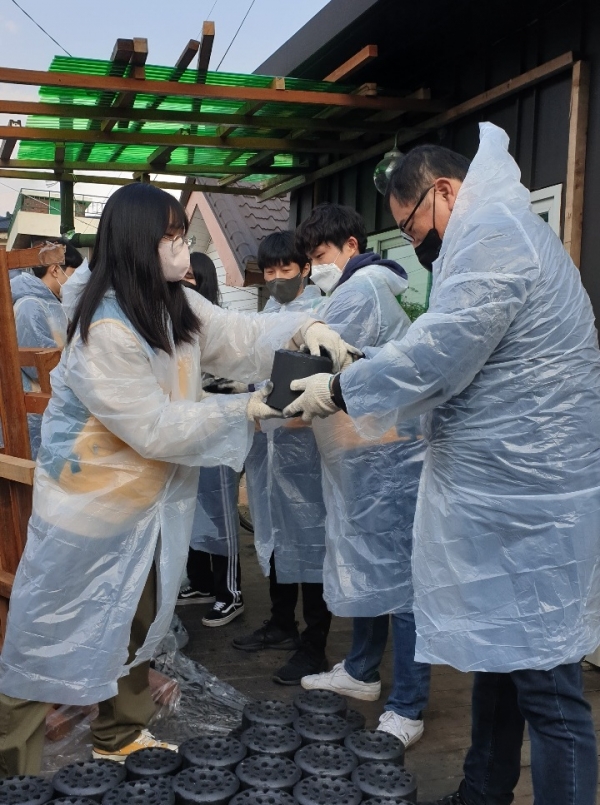 을지대, 소외계층에 연탄 및 의료약품키트 나눔