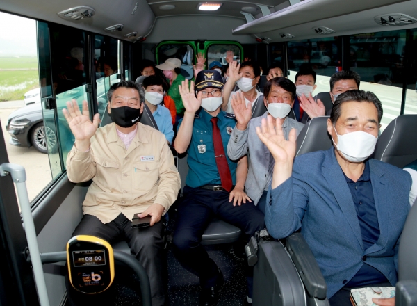 지난 6월 15일 영목-원산도 순환버스에 오른 가세로 군수.