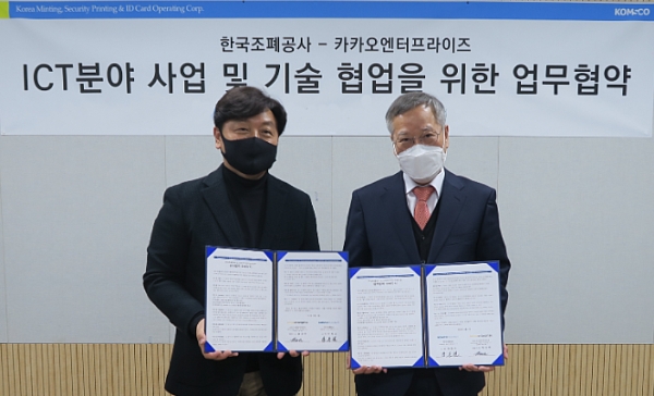 ICT 사업 확대를 위해 서울 마포 사무소에서 반장식 사장과 백상엽 대표 등이 참석한 가운데 카카오엔터프라이즈와 ‘ICT 분야 전략적 사업협력을 위한 업무협약’을 체결 (오른쪽 조폐공사 반장식 사장, 왼쪽 카카오엔터프라이즈 백상엽 대표)