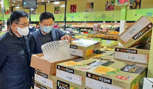 시카고 한국식품 유통현장 점검 사진 * 한국농수산식품유통공사 김춘진 사장(좌측)