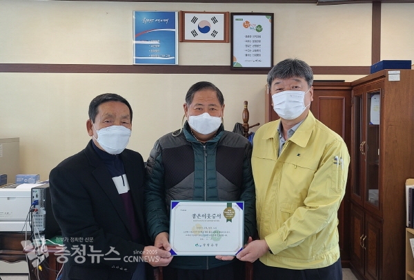 서천군 장항읍 지역 관계자들의 기부 모습