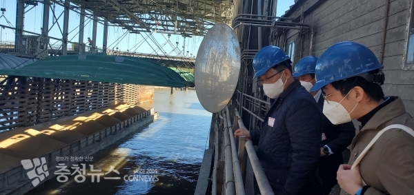 바지선으로 운송되는 젠노그레인(ZGC) 곡물 시찰 사진 * 한국농수산식품유통공사 김춘진 사장(좌측 1번째)