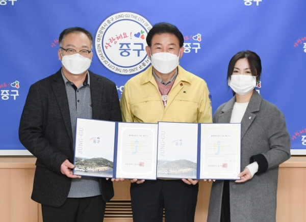 지난 18일 중구청 구민사랑방에서 열린 골목형 상점가 지정확인서 전달식/ 왼쪽부터 선화동 음식특화거리 골목형상점가 이병택 대표자 , 중구 박용갑 청장, 용두동 미르길 골목형상점가 남태숙 대표자