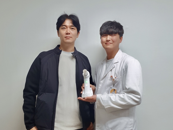 제품을 들어보이고 있는 김병수 대표(오른쪽)와 이명모 지도교수