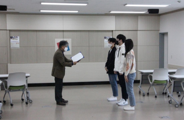 인문교양학부 성희제 교수가 시상을 진행하고 있다.