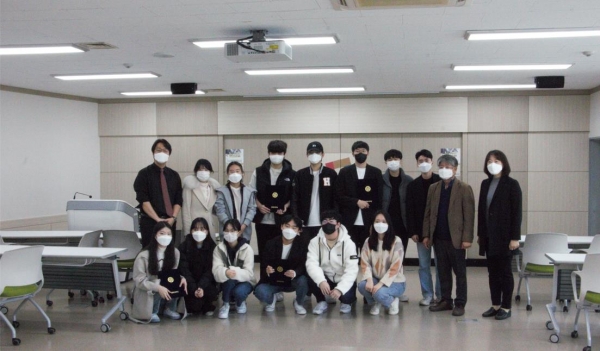 지난 20일 진행된 토론대회 시상 후 결선에 참여한 학생과 심사위원들이 기념촬영을 하고 있다.