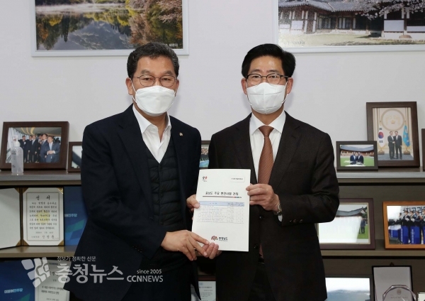 양승조 충남지사가 22일 국회를 방문 신정훈 의원을 만났다.