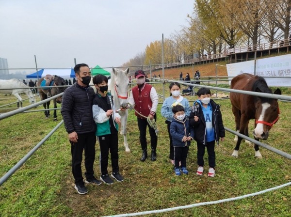 은행나무길-일상으로의 회복’ 행사 장면