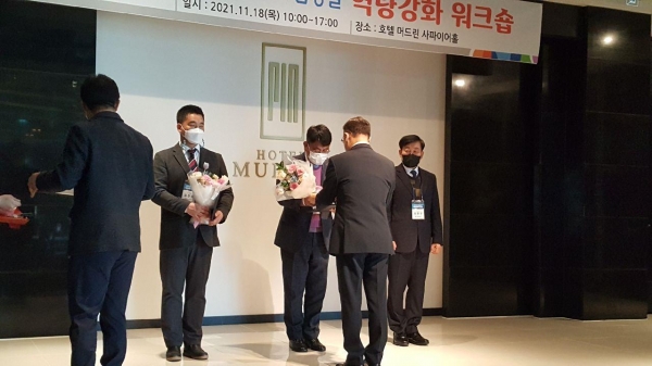 천안시가 충청남도 평가 특별사법경찰 활동 우수기관에 선정돼 우수상을 받고 있다.