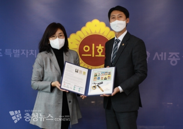 좌로부터 남상현 회장, 이태환 의장