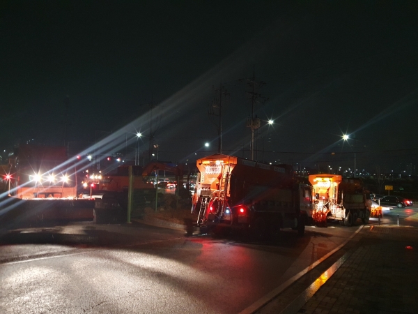 지난 22일 새벽 도로 제설 자체 훈련 장면