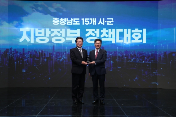 충청남도 시군 지방정부 정책대회(오른쪽 대전문화방송 김환균 대표)