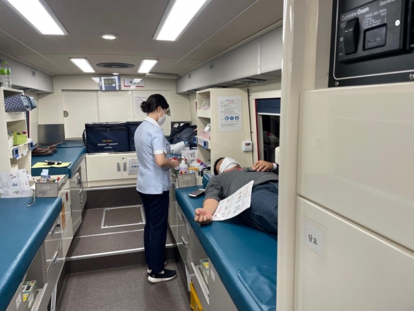 혈액수급난을 해소하기 위해 헌혈을 실시 모습
