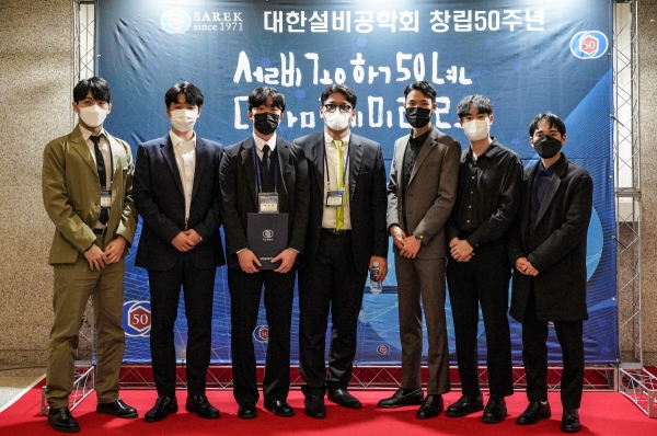 대한설비공학회 ‘제3회 유튜브 콘텐츠 경진대회’에서 대상과 은상을 수상한 한밭대학교 설비공학과 학부생들과 조진균 지도교수(왼쪽에서 4번째)가 기념촬영을 하고 있다.