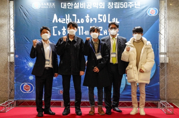 대한설비공학회 ‘제9회 HVAC 경진대회’에서 장려상을 수상한 한밭대학교 설비공학과 JIGU팀과 박병용 교수(왼쪽에서 1번째), 조진균 지도교수(왼쪽에서 4번째)가 기념촬영