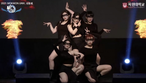 지난 22일 오후 목원대학교 체육관에서 열린 대동제에서 댄스 동아리 학생들이 공연을 하고 있다.