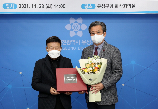 ​정용래 유성구청장(오른쪽)이 광복회로부터 민족정기상을 수상하고 기념촬영을 하고 있다​