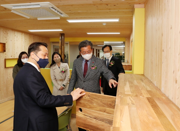23일 정용래 유성구청장이 노은초등학교 내 ‘어린이 이용시설 목조화 사업’으로 조성된 ‘노나쉼(노은나무쉼터)’을 둘러보고 있다