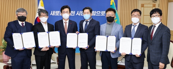 대전시는 23일 국방기업 2개사, 컨택센터 3개사와 투자협약을 체결했다.