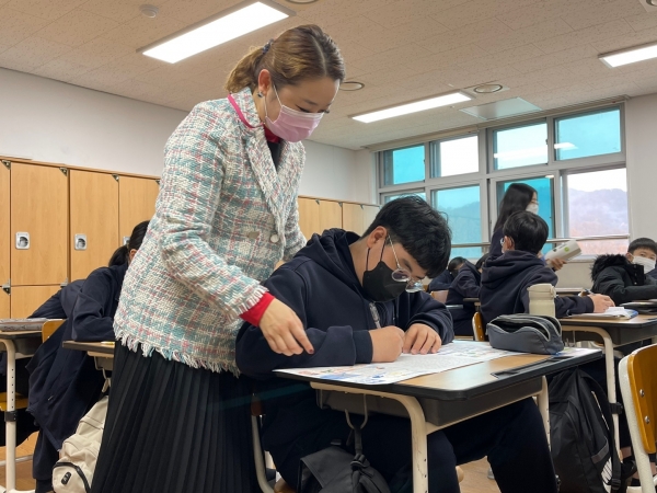 금호중 학생들이 인성교육 관련 활동을 펼치고 있다.