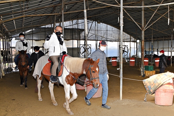 23일 서해승마클럽에서 추진한 장애인 단기스포츠체험강좌 승마체험 모습