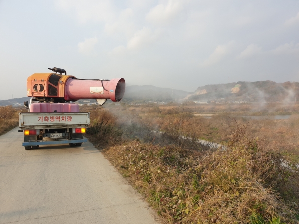 방역차량 철새도래지 소독 장면