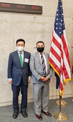 FDA 서부지역본부 방문 현장 사진 * 한국농수산식품유통공사 김춘진 사장(좌측), 댄 솔리스 부청장(우측)