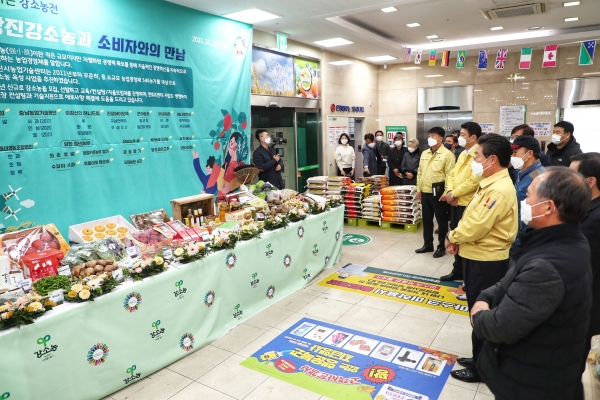 24일 당진농협 하나로마트에서 ‘당진강소농전’ 실시 모습