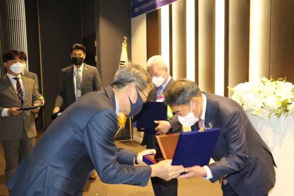 최운식 한국법무보호복지공단 이사장(왼쪽)이 전문수 다우건설 회장(오른쪽)에게 헌액증서를 전달하는 모습.