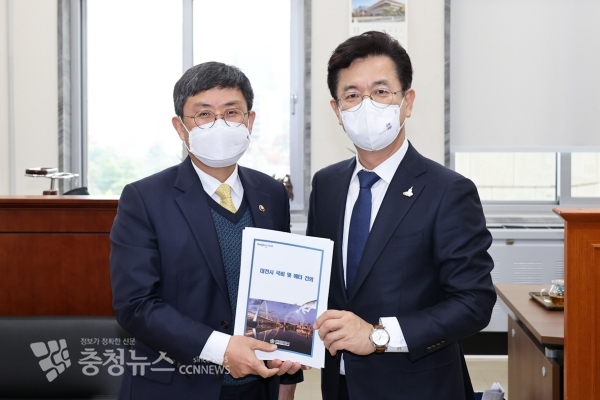 (오른쪽부터)허태정 시장, 안도걸 기재부2차관