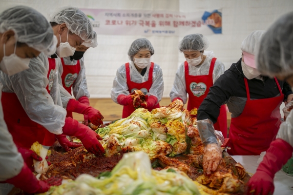 24일 나주 목사골 미래팜에서 직원들이 직접 담근 계절김치 360상자를  광주전남지역 복지시설 12곳에 전달했다