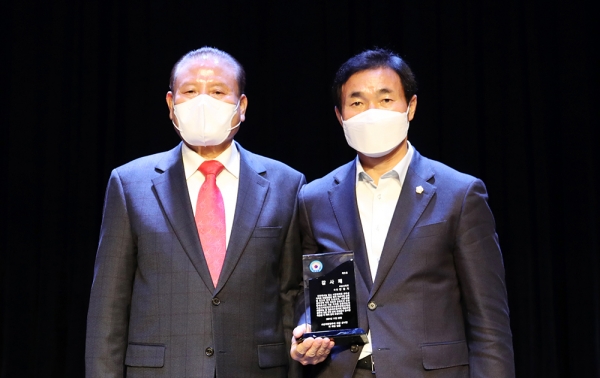 서산시의회 안원기 의원, 제58주년 경우의 날 기념식서 감사패 수상 모습