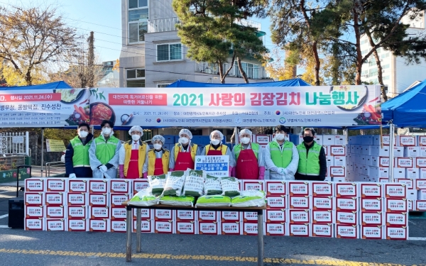 도로교통공단 대전‧세종‧충남지부 김경석 지역본부장(우측 네 번째), 대한노인회 대전연합회 이철연 회장(우측 다섯 번째),박용갑 대전 중구청장(우측 여섯 번째)