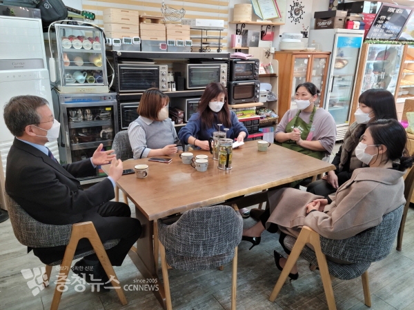 이진구 교육장은 이날 학부모 운영 카페를 찾아가 첫번째 게릴라 소통의 시간을 가졌다.