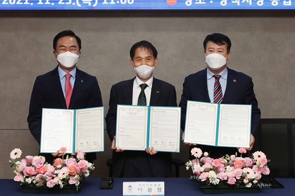 (왼쪽부터) 정장선 평택시장, 이광형 KAIST 총장, 김수우 브레인시티 프로젝트금융투자주식회사 대표이사.