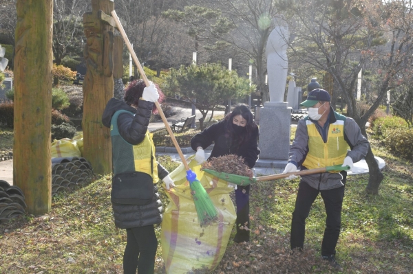 25일 뿌리공원 일원에서 펼쳐진 자원봉사활동 모습