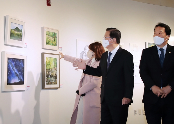 대전 서구 평생학습원, 2021년 수강생 작품 발표회를 둘러보고 있는 장종태 구청장